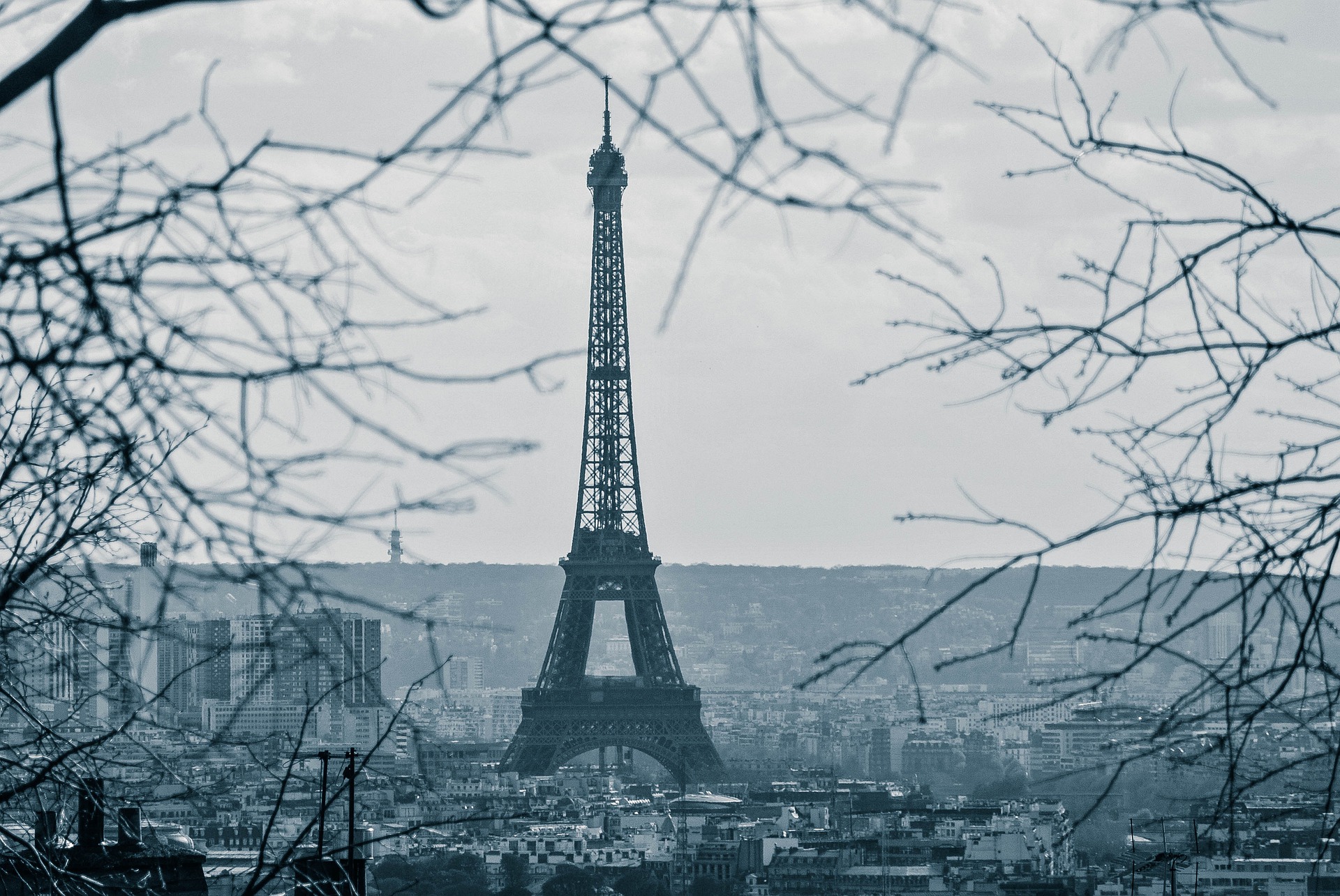 Bandiera salva la Torre Eiffel 2